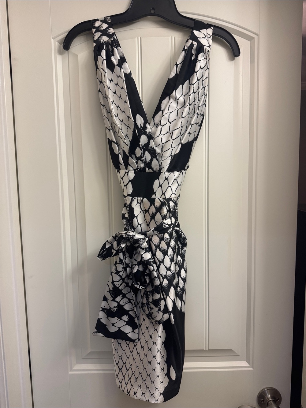 Alexia Admor Black and White V-Neck Printed Wrap Dress, gorgeous, silk feel, EUC